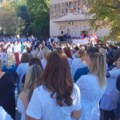Здравствени радници протестовали због упада Косовске полиције у КБЦ Косовска Митровица и Дом здравља (видео)