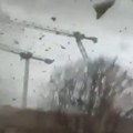 Tornado usmrtio čoveka, zabeleženi stravični snimci: Ministar se hitno oglasio - snage bezbednosti intervenisale u više mesta…