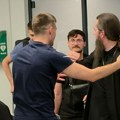 Алекса Аврамовић сачекао свештеника на аеродрому: Љуби га у руку, па га грли пред свима! Сви гледају у њих двојицу (видео)