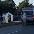 (Video) Saobraćajna nezgoda kod Najlon pijace: Prevrnulo se vozilo, Hitna pomoć na terenu
