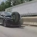 "Odbegli" točak preskočio barijeru na autoputu i uništio Nissanov SUV