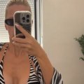 Kakvo telo u 41. godini! Kristina Bekvalac podigla donji deo bikinija, kadar napravio haos na mrežama, a evo na kojem je…