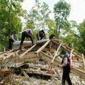 Spasioci tragaju za preživelima posle razornog zemljotresa u Indoneziji