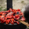 Oljuštite paprike za ajvar očas posla: Dva jednostavna trika štede sate pri pravljenju ajvara