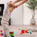 Kako pokret pomaže razvoju govora i pažnje kod dece – zašto je važna uloga roditelja od prvog dana