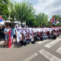 Osnovci izveli performans ispred opštine Zvečan