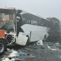Prve slike jezivog lančanog sudara u Turskoj: Poginulo 11 osoba, 57 povređeno: Autobusi smrskani, zakucani jedan u drugi…
