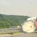 (VIDEO) Prevrnula se cisterna na auto-putu Miloš Veliki: Obustavljen saobraćaj u jednoj traci