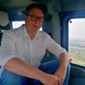 "Upravo sam ispratio Makrona, a za minut polećemo..." Vučić se oglasio iz aviona pred put u Prag: Izgledam kao da me je…