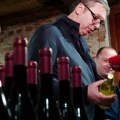 Vučić obišao vinariju „Gamanović” u Kostolu, sa meštanima razgvorao o saobraćajnici