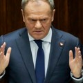Incident u Holandiji: Poljski premijer Tusk hitno evakuisan nakon što je na binu bačena dimna bomba