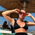 Naša pevačica s pravom je najatraktivnija baka na sceni: Zbog ove fotke u bikiniju muškarcima neće biti dobro