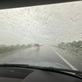 Haos na autoputu Miloš Veliki: Ne vidi se prst pred okom, vozila stala u zaustavnu traku, krupan grad razbio staklo na…