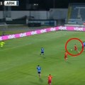 Bacio na zadnjicu štopera, prešao golmana, a onda mu saigrač "ukrao" gol: Šou Radulovića u remiju Crne Gore