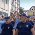 Policija sprovodi advokata i odbornika Radovana Novakovića, Užičani skndiraju njegovo ime VIDEO