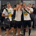 Navijači Partizana na aerodromu napravili šou duboko iza ponoći, ovako su dočekali svoje "bebe"