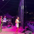 Ceca napravila: Dar-mar u Makedoniji Izašla pred publiku u miniću - fanovi se penju na binu (video)