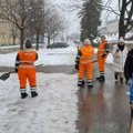VIDEO Novosađani čistili sneg i led sa ulica: "Komunalci išli za nama i slikali se gde smo očistili"