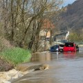 Ostali zarobljeni, izvlačili ih spasioci: Drama u selu kod Požege, vozilo se zaglavilo u vodi na putu usled poplava