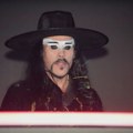 „Kako se usuđuješ, ti više nisi umetnik“: Intervju sa Lukom Stilom iz Empire of the Sun u novom Nedeljniku