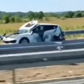 Jeziva nesreća na auto-putu Miloš Veliki! Automobil potpuno smrskan, saobraćaj usporen ka Čačku (video)