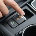 Da li treba povući ručnu kočnicu pre gašenja automatika? Odgovor stručnjaka iznenadiće mnoge vozače