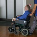 Slavni glumac uslikan u invalidskim kolicima: Izašao iz ilegale, javnost u šoku kako sada izgleda (foto)