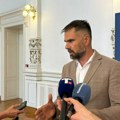 Mićin osudio napad sekirom na štand SNS-a u Kuli: „Nema opravdanja za nasilje“