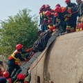 (Foto) Poginule četiri osobe, 30 povređeno u Pakistanu: Putnički voz iskočio iz šina