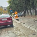 Raskopan kolovoz u Zetskoj otežava saobraćaj, Nišlije upozoravaju na rupu kod semafora