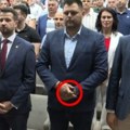 Nije u pitanju moj položaj ruku već stanje njihove svesti: Gradonačelnik Nikšića o ispruženom srednjem prstu tokom…