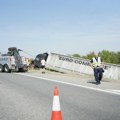 Šleper sleteo s puta kod sremske mitrovice: Obustavljen saobraćaj, zatvorene dve trake