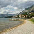 Nesvakidašnja scena sa bebom delfinom na plaži u Crnoj Gori koja nam je ulepšala dan: „Dobri ljudi još uvek postoje“