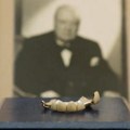 Čerčilova proteza na aukciji: Kupac za lažne zube čuvenog britanskog premijera treba da izdvoji malo bogatstvo (video)