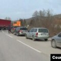 Raseljeni Srbi blokirali put od graničnog prelaza Merdare ka Nišu