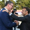 "Značaj Vaše posete za nas je nemerljiv" Vučić dočekao francuskog lidera: Sa iskrenim prijateljem uvek ima mnogo tema za…