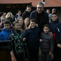 Vučić sa najmlađima u Kladovu: Dogovorili smo se da oni, kao veliki fudbaleri, nemaju više male golove FOTO