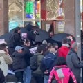 Haos ispred Skupštine Beograda: Leti farba i jaja, oborena ograda, stigla policija za razbijanje protesta... (video)