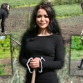"Bilo je teško pomagati roditeljima na njivi po vrućini" Aleksandra Mladenović ovako okopava zemlju, danju orala, a noću…