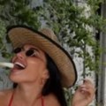 Jede mladi luk i zaliva biljke: Pevačica obukla crveni bikini i nikad kraći minić pa otišla u polje: Muškarcima pale…