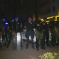 Građani Niša stigli do prostorija SNS-a, ispred ih sačekala Žandarmerija