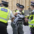 Policija u Londonu hapsila na protestu u znak podrške organizaciji Palestajn ekšen-sprečen sukob sa kontrademonstrantima