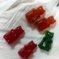 Uhapšene dve osobe u trenutku kupoprodaje droge nalik na gumene bombone