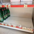 Panika među građanima u Čačku, za pola sata prodati 30 paketa vode Ispražnjeni rafovi u prodavnicama (foto)