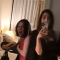 Pravile selfi u hodniku pa "propale" kroz hotelska vrata: Kad su ga ugledale popadale od smeha, hit snimak