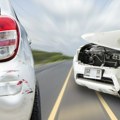 Teška nezgoda u Novom Sadu: Delovi automobila rasuti po putu
