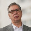 Građani iz Zbora Zemun iznose slike Aleksandra Vučića iz zgrade Opštine VIDEO