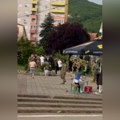 Vojnici američkog Kfora igrali se s decom u Leposaviću