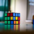 Dečko s autizmom srušio svetski rekord: Pogledajte za koliko sekundi je sklopio Rubikovu kocku