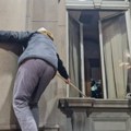 Đilasovci lome prozore na skupštini grada: Rulja divlja u centru Beograda, predvodi ih bivša vlast